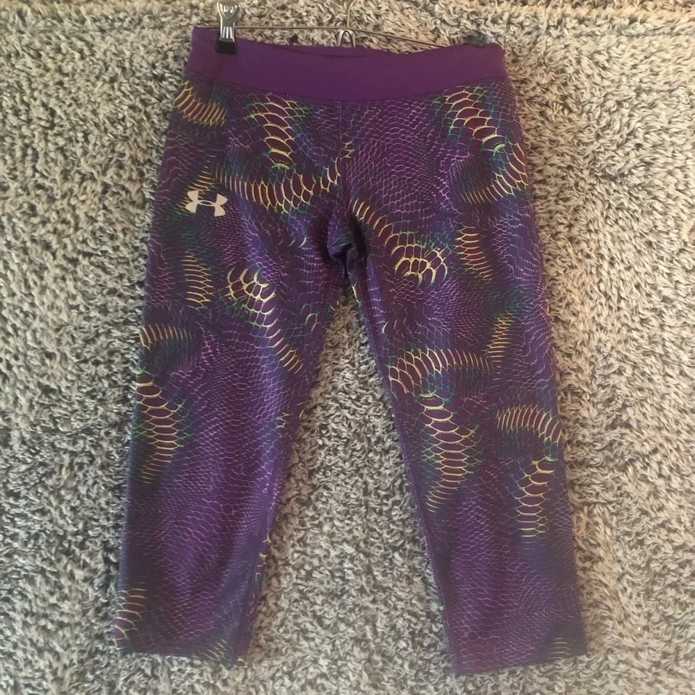 Under armor youth  Black  Cropped Capri Pants Size Large in Excellent Used Co